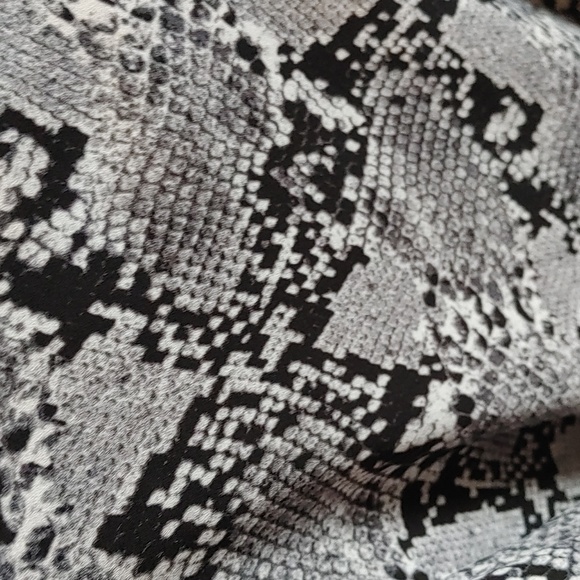 🌻Women's Joe Fresh Snakeskin Print Blouse - Picture 2 of 8